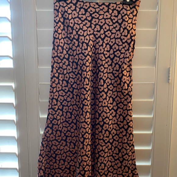 Light pink and black floral pattern midi skirt - Picture 6 of 7